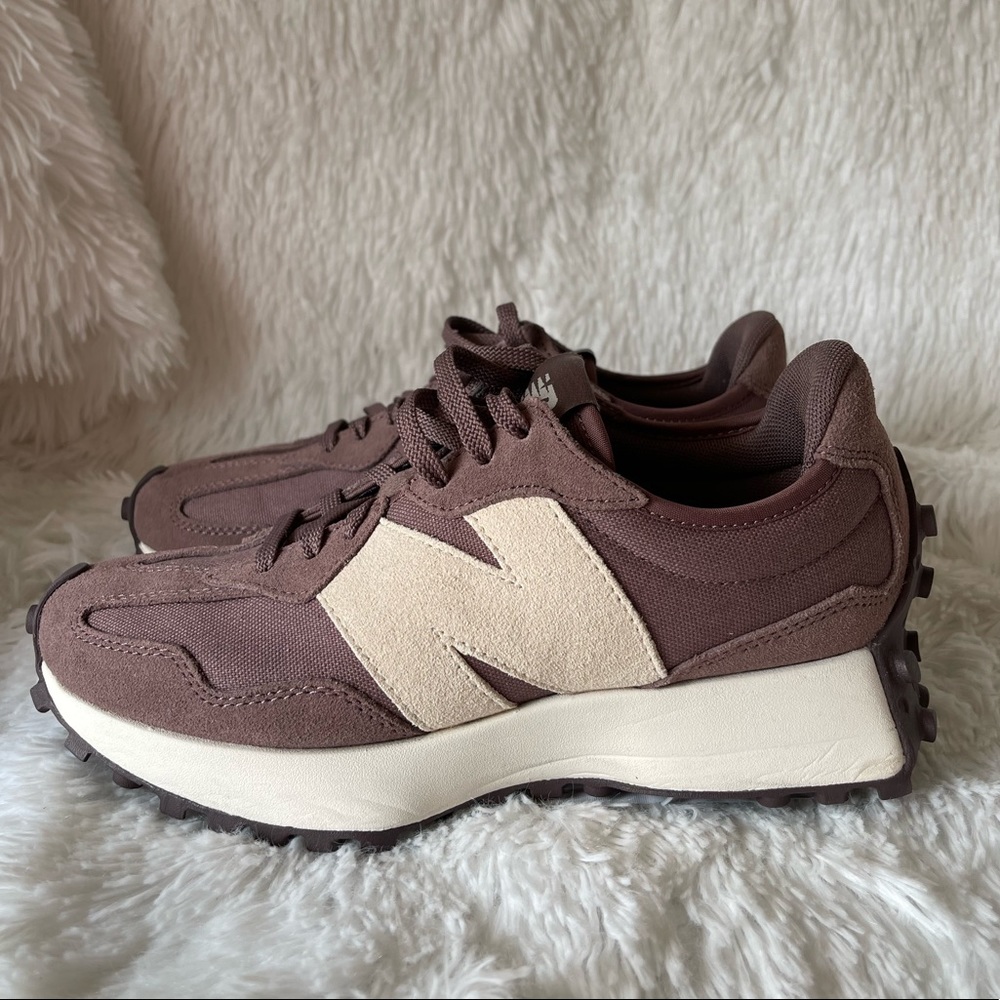 Woman’s New Balance 327 Lifestyle sneaker